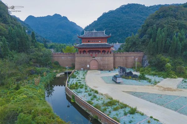 金信达 贵州安顺的境仙古城一点也不古，其实是一个实景拍摄基地